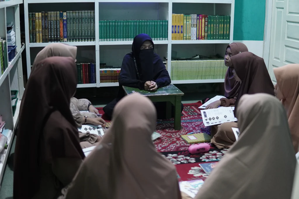 Sesi Mentoring dalam Program Safari Tajwid Sumatera di Pondok Pesantren Mutia Rahma Deli Serdang, peserta merupakan santri dari ponpes tersebut