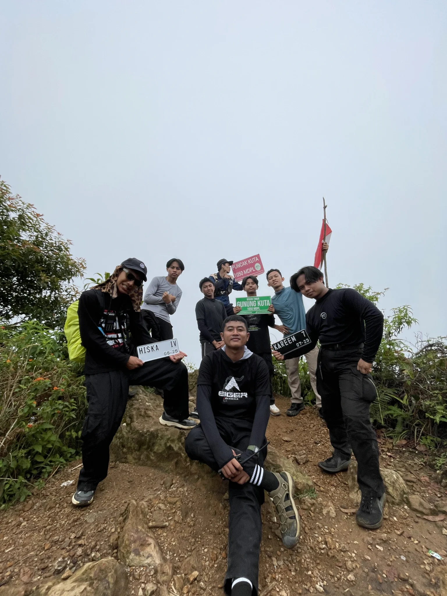 Foto bersama Santri Kareem Bil Qur'an Angkatan ke-7 di Puncak Gunung Kuta 1050 mdpl.