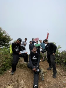 Foto bersama Santri Kareem Bil Qur'an Angkatan ke-7 di Puncak Gunung Kuta 1050 mdpl.