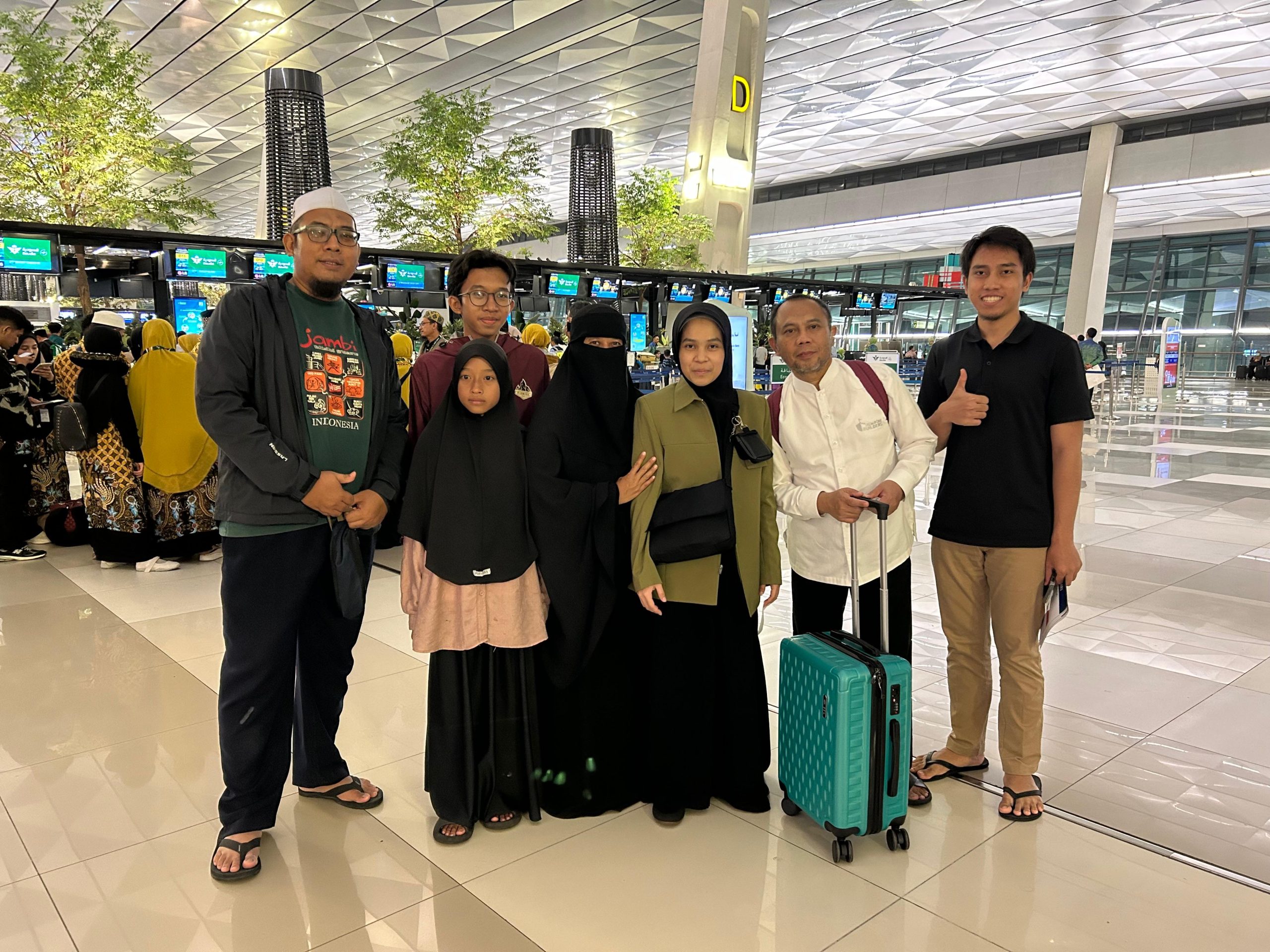 Foto bersama Nasywa Asy-syamilah (kelima dari kiri) sebelum keberangkatan menuju Mesir